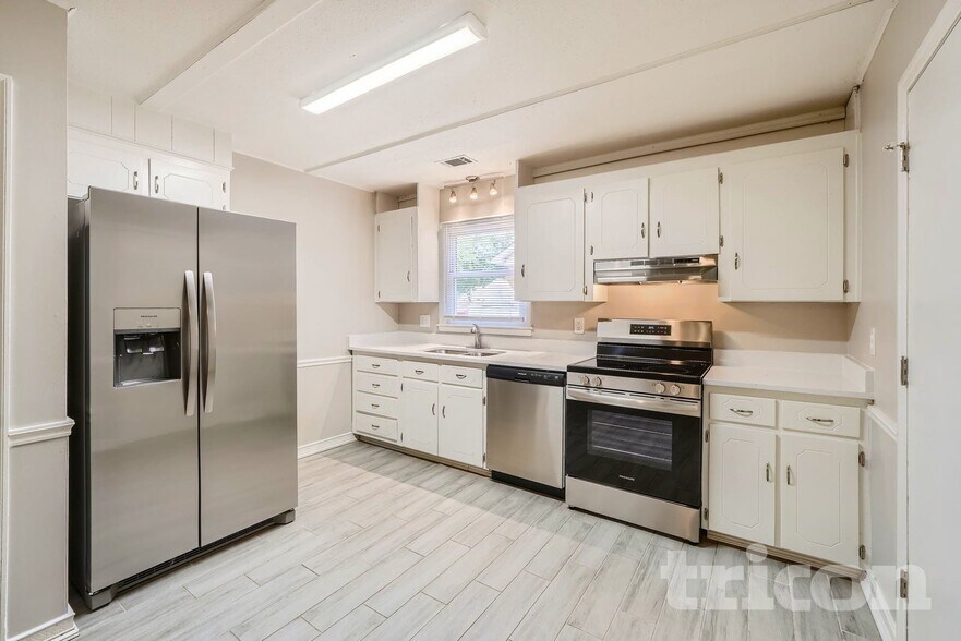 Building Photo - 5313 Larewood Dr