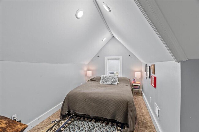 Building Photo - 227 N Willett St