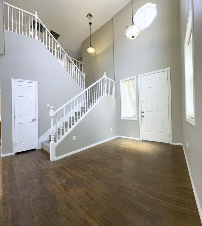Building Photo - Vaulted Ceiling Home, Gated Community w/ P...