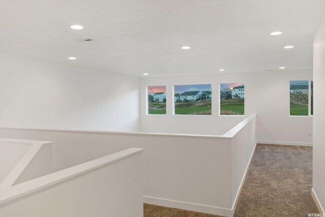 Building Photo - Stunning Home Right on the Golf Course!