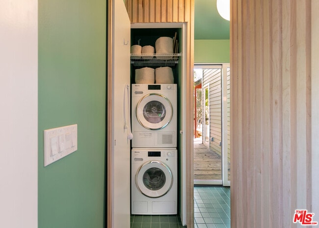 Building Photo - 5676 Hub St