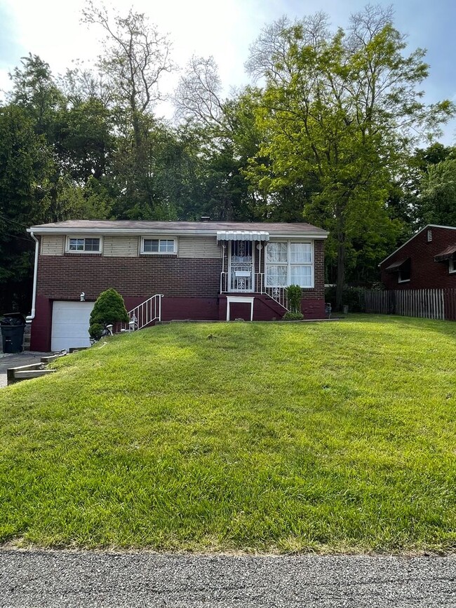 Building Photo - 3 BEDROOM, 1.5 BATH IN PENN HILLS - MOVE-I...