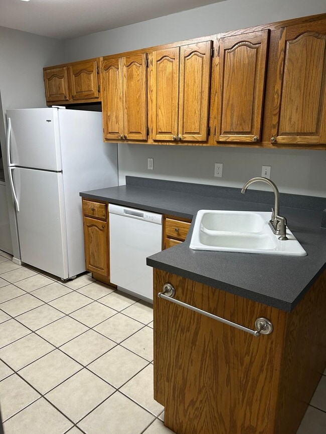 Building Photo - 904 E 5th St