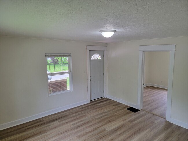 Building Photo - 3 Bedroom, 1 Bath, Section 8 Approved & Available Immediately