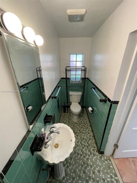 Building Photo - 1018 W 47th St