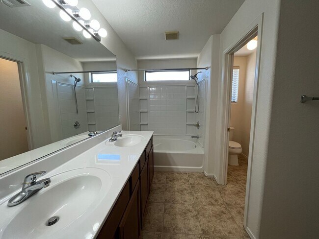 Building Photo - 4 Bedroom Home in Lantana Village Near E Ocotillo Rd. and S McQueen Rd!