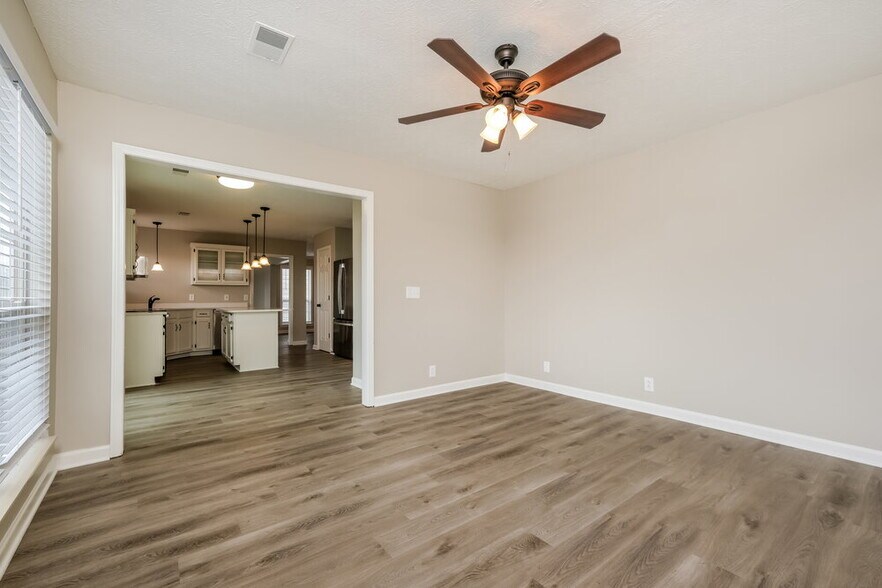 Building Photo - 3102 Creekview Ln