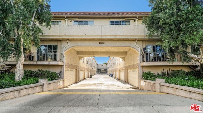 Building Photo - 10215 Variel Ave