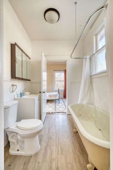 Building Photo - 502 NE 29th Ave