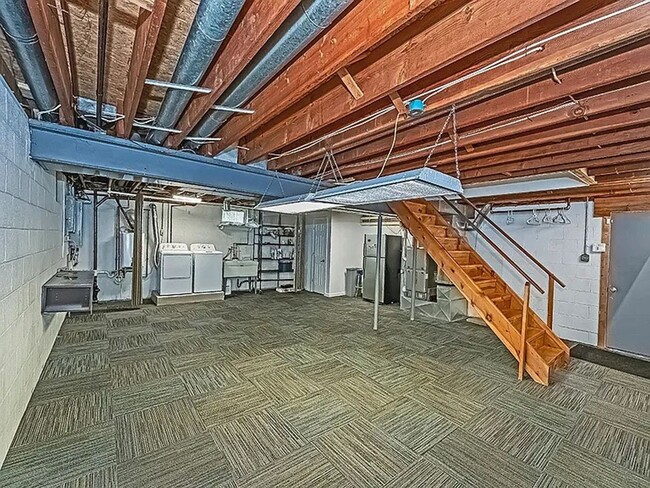 Building Photo - 5 Bedroom with 10 car parking less than 1 ...