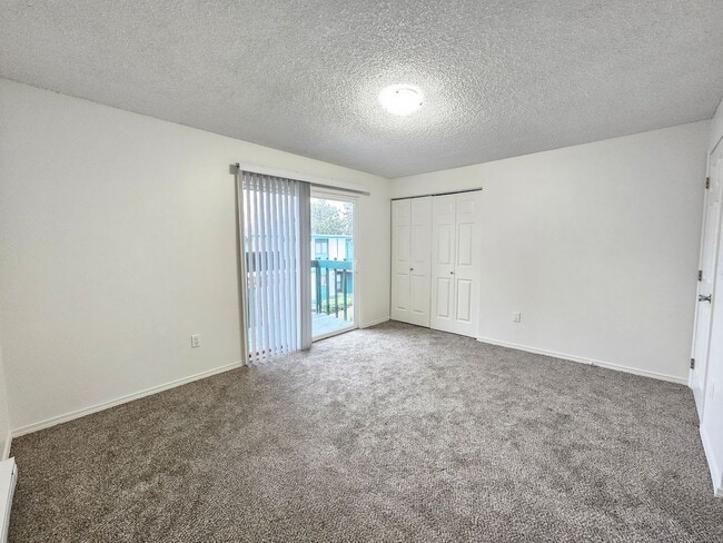 Building Photo - $1,250 - 1 Bed / 1 Bath Spacious Two-Story...