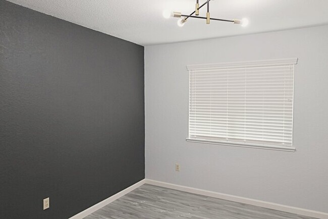 Building Photo - 2 Bedroom 2 Bath Roseville Home