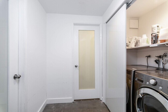 Building Photo - 166 S Hayworth Ave