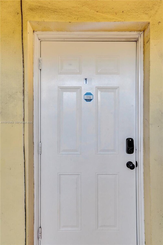 Building Photo - 720 SE 15th St