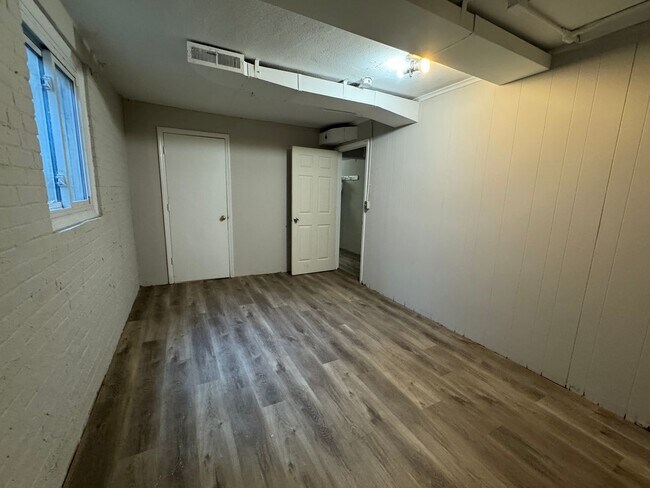 Building Photo - Ready to show!