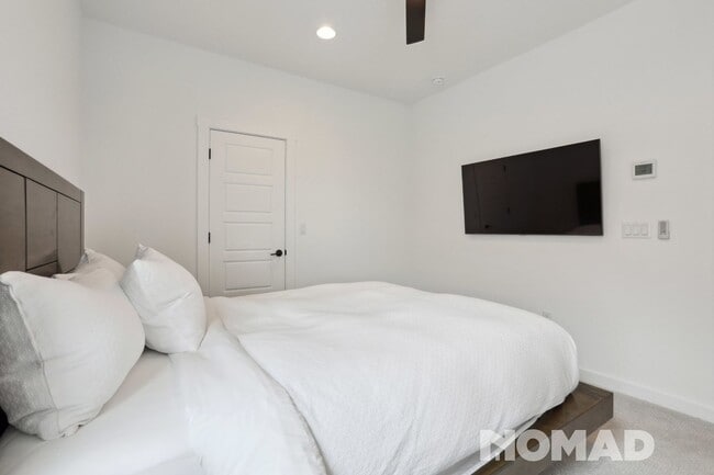 Building Photo - Spacious 5BR House in Buda