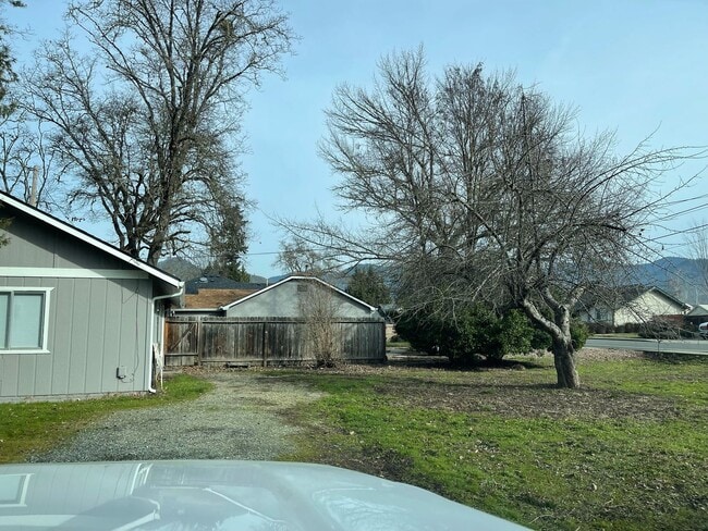 Building Photo - Quaint Studio , 1 Bath Home in Grants Pass