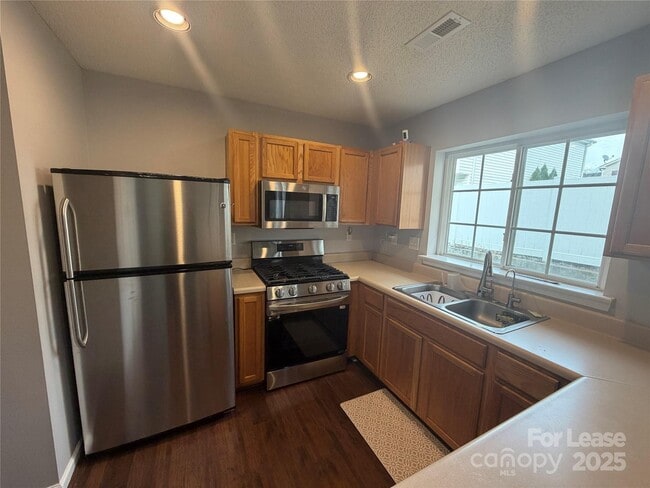 Building Photo - 9104 Meadowmont View Dr