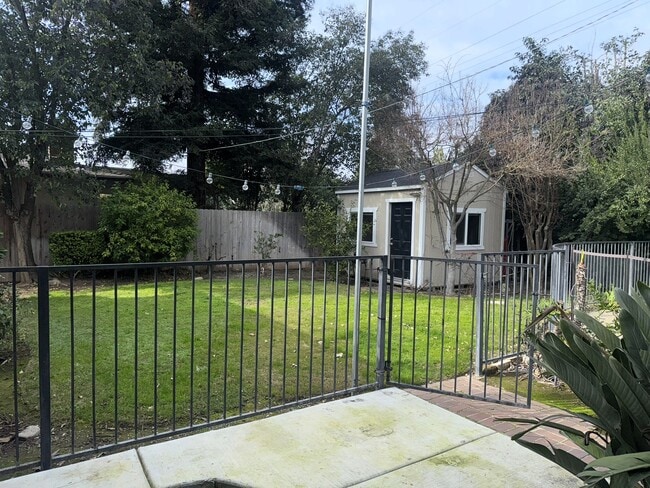 Building Photo - 454 W Twain Ave