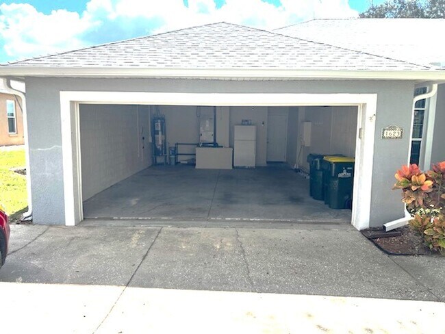 Building Photo - Spacious 4 Bedroom Pool Home Plus Addition...