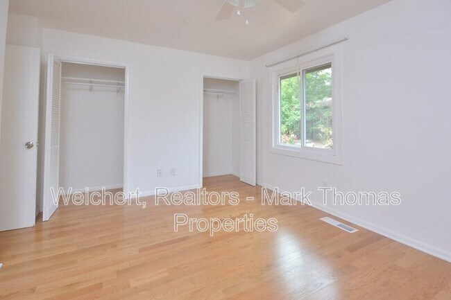 Building Photo - 111 Twisted Oak Pl