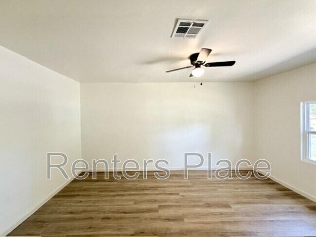 Building Photo - 2214 S Poplar St