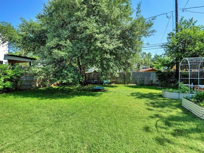 Building Photo - 3011 E 17th St