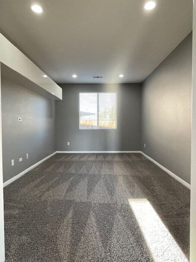 Building Photo - 11707 Christmas Rose Dr