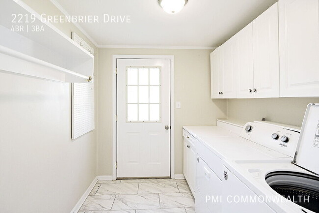 Building Photo - 2219 Greenbrier Dr