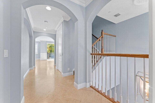 Building Photo - 604 NE Francesca Ln