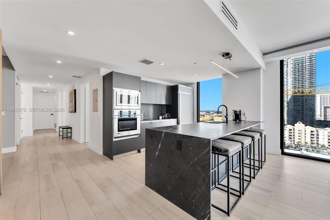 Building Photo - 460 NE 28th St