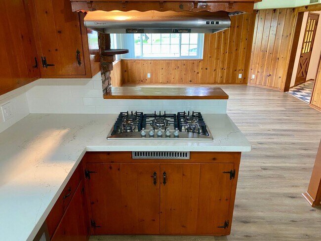 Building Photo - Rustic Spacious Home with Large Yard Boasting Timeless Character – 3 Bed, 2.5 Bath