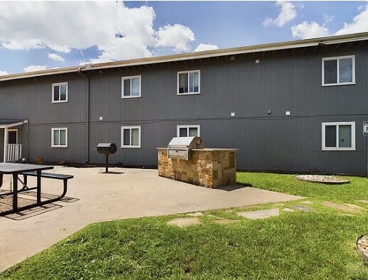 Building Photo - 2401 Manor Rd