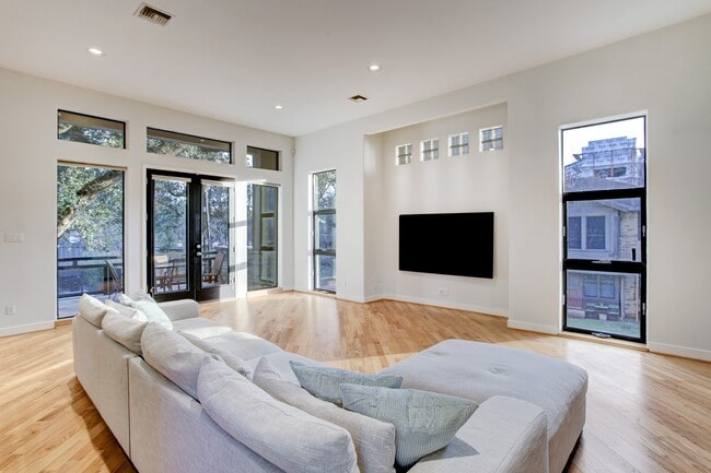 Building Photo - 5002 Milam St