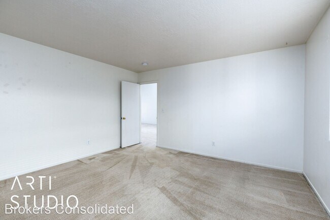 Building Photo - 3 br, 2.5 bath House - 925 Rivers Bend Dr.