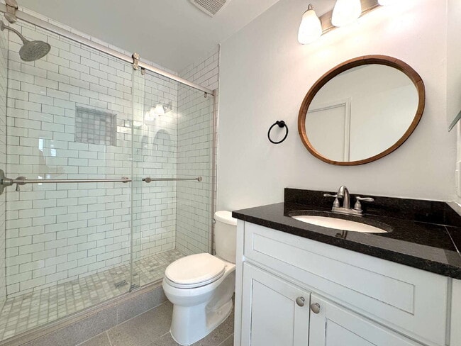 Building Photo - Stunning Top-Floor Penthouse Condo – Loaded with Luxury Upgrades!