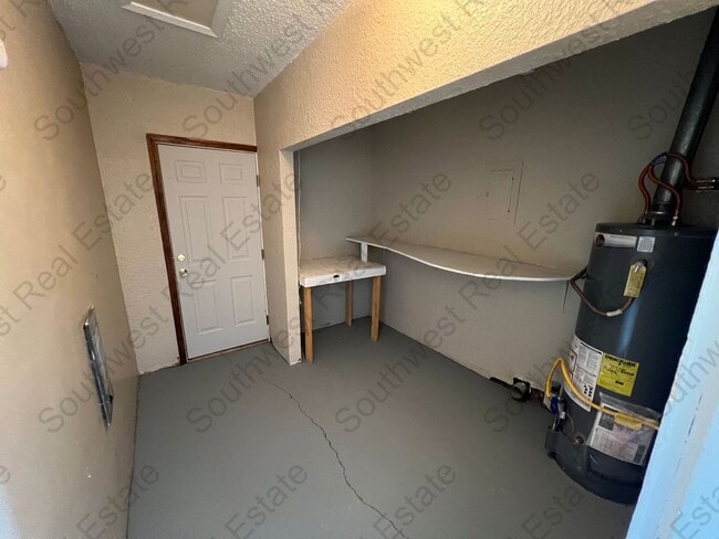 Building Photo - Spacious 3-bedroom 2 bath home- Freshly pa...
