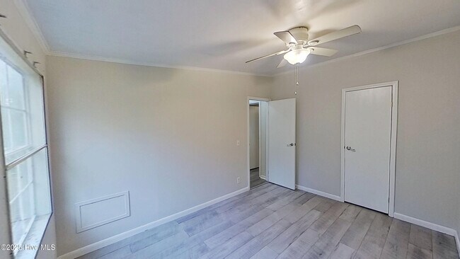 Building Photo - 20 Deer Ridge Dr W