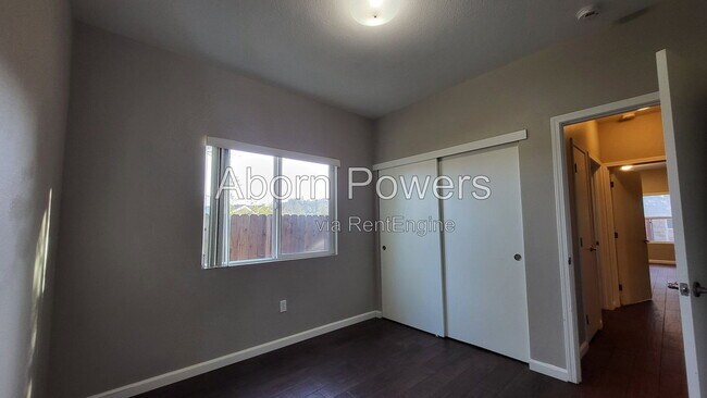 Building Photo - 626 Pearl Pl