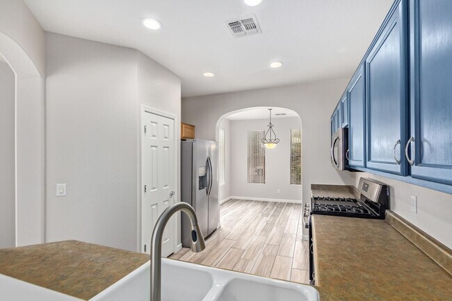 Building Photo - 3443 E Riopelle Ave
