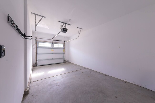 Building Photo - Like New one level living