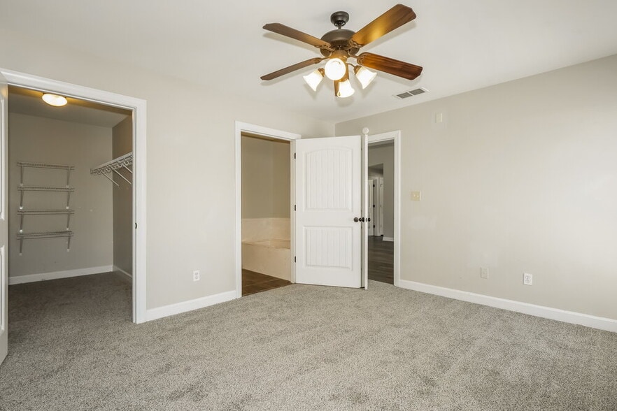 Building Photo - 8213 Park Pike