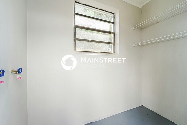 Building Photo - 2 Bedroom Pet-Friendly Home in Oakland Park, FL with Main Street Renewal