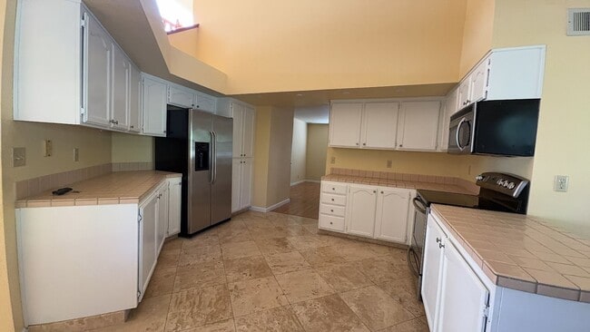 Building Photo - 649 Daffodil Dr