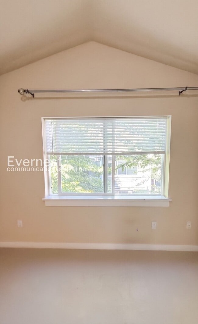 Building Photo - 3 Bed, 1.5 Bath Townhome with Fenced Yard / Vouchers Accepted / Coming Soon!