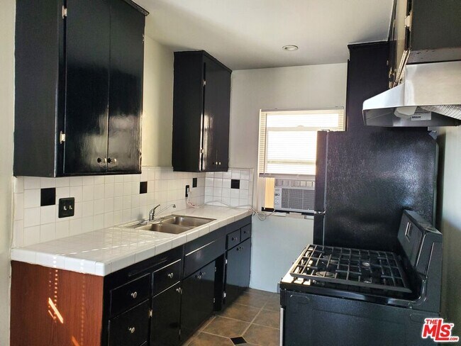 Building Photo - 1059 S Norton Ave