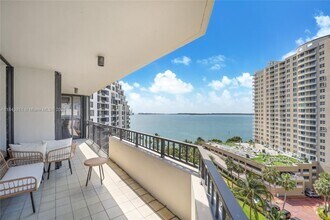 Building Photo - 520 Brickell Key Dr