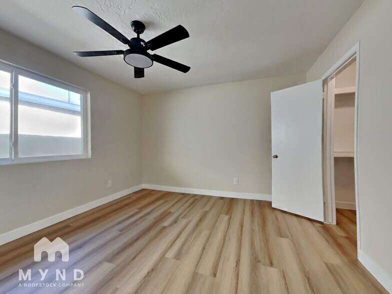 Building Photo - 5721 S Siesta Ln