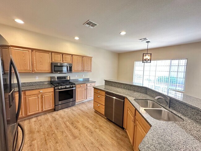 Building Photo - Beautiful 3 bedroom, 3 bathroom home with ...