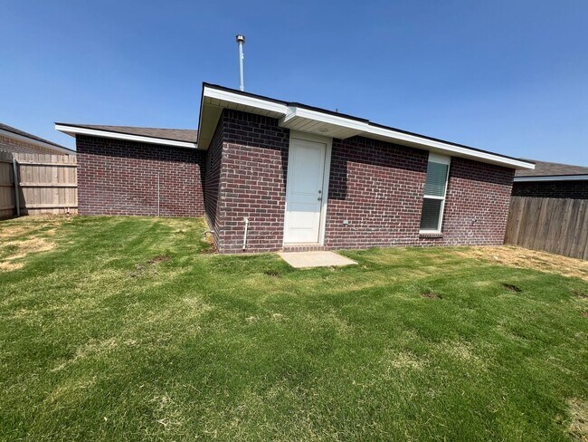 Building Photo - Pre leasing for July: Upland West.